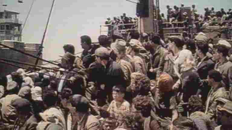 I profughi ebrei assiepati sulla nave