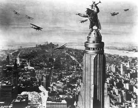 King Kong in cima all'Empire, attaccato dall'aviazione che lo colpirà a morte