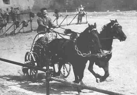 Jack Palance durante le prove per la scena del circo