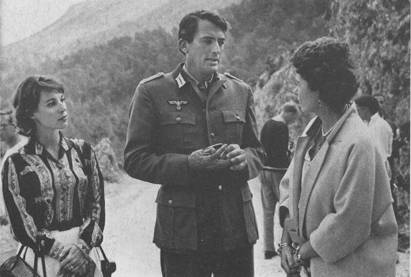 Gregory Peck durante le riprese a Rodi, riceve visita da Federica, regina di Grecia. A sinistra sua moglie Veronique