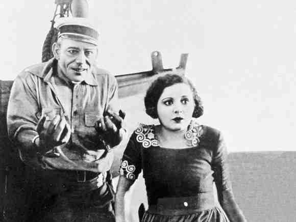 Lon Chaney e Billie Dove in una scena del precedente film muto del 1923