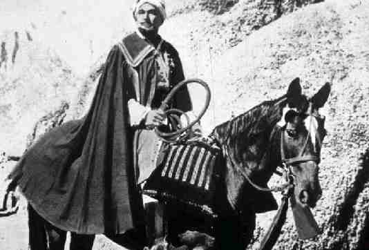  Errol Flynn a cavallo fotografato durante una pausa delle riprese