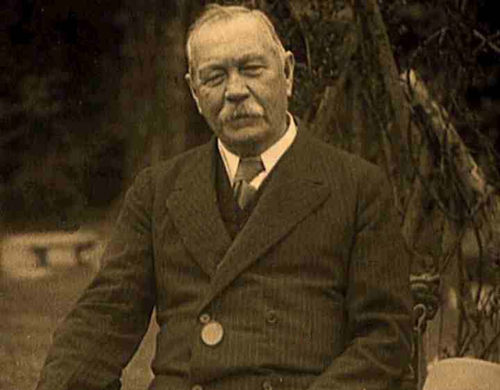 Ad inizio film Arthur Conan Doyle spiega agli spettatori il senso del suo romanzo