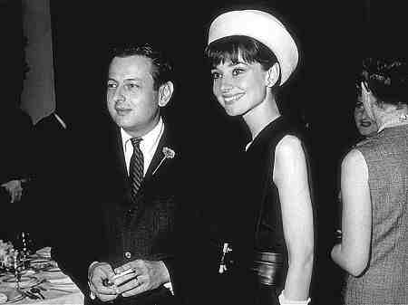 Il compositore Andr� Previn e Audrey Hepburn durante il ricevimento della premiere