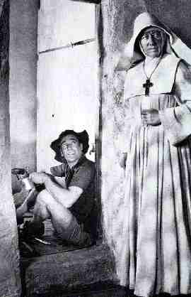 David Farrar e Flora Robson fotografati durante una scena del film