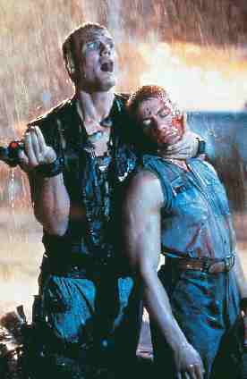 Dolph Lundgren e Jean-Claude Van Damme in una scena del film