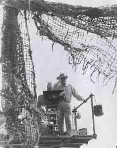 Il regista George Stevens prima di dare il ciak a una sequenza panoramica