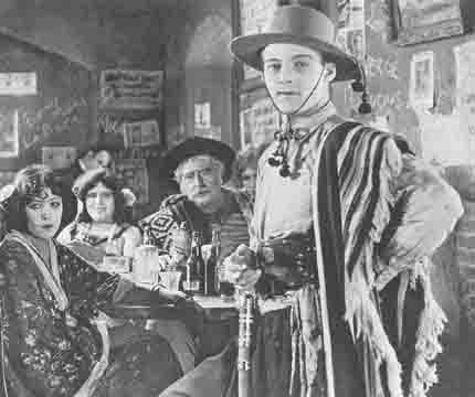 Rudy Valentino in  una pausa durante le riprese del film