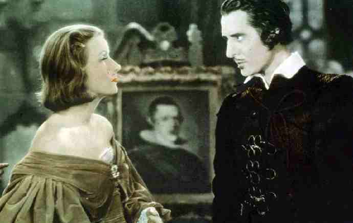 Greta Garbo e John Gilbert fotografati a colori durante una scena del film