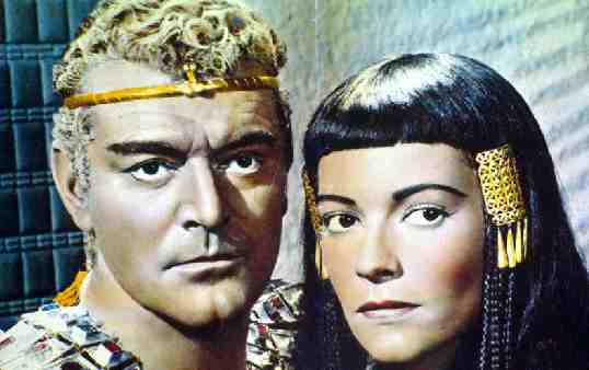 Jack Hawkins e Luisa Boni in una scena del film