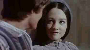 Olivia Hussey e Leonard Whiting  in una scena del film