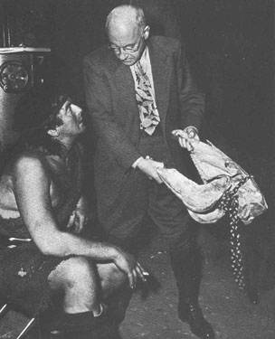 Cecil B. De Mille con Victor Mature prima di filmare la sequenza della mascella d'asino