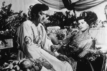 Henri Guisol e Irene Papas in una scena del film