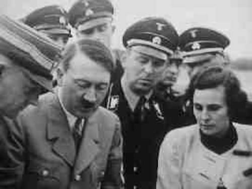 Adolf Hitler con Leni Riefenstahl durante le prove per le riprese