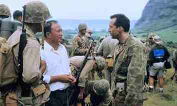 il regista John Woo con Nicholas Cage durante la lavorazione del film
