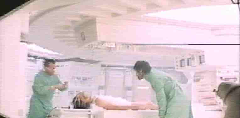 Ash e Dallas tentano di asportare la cosa dal volto di Kane