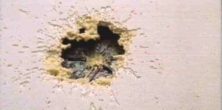 Il sangue dell'alieno buca lo scafo