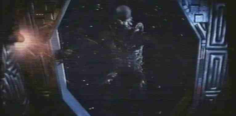 Ripley scaraventa l'alieno fuori dalla navetta