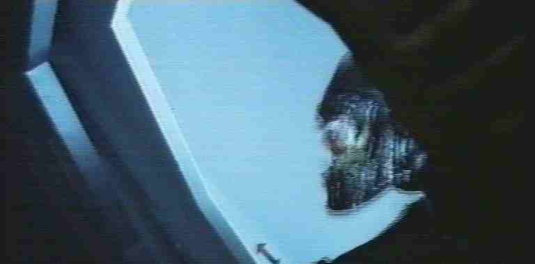 L'alieno tenta di rientrare nella navetta