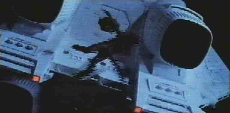 L'alieno � fuori, ormai proiettato nello spazio verso morte sicura