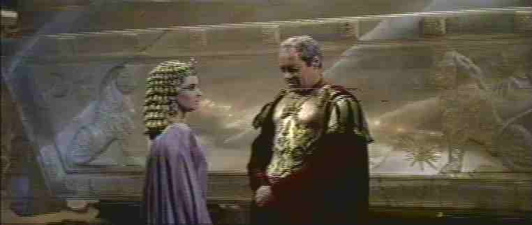 Cesare e Cleopatra rendono omaggio alla tomba di Alessandro Magno - Sequenza tagliata nella versione originale
