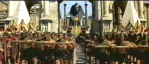 La grande sfinge egizia trainata da trecento schiavi