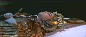 Cleopatra, priva di vita, giace nel suo mausoleo