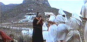 Conan travestito da sacerdote si mescola tra la folla