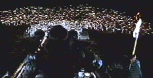 Il popolo lo acclama