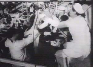 Il popolo offre cibo agli ammutinati