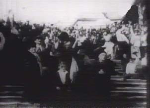 I civili fraternizzano con i marinai della Potemkin