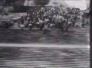 Il popolo cerca scampo fuggendo