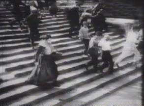 Il popolo cerca scampo fuggendo