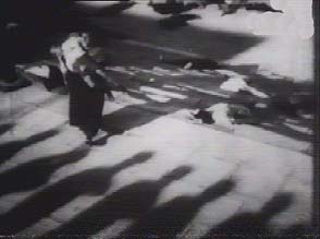 La donna col bambino chiede piet� ai soldati