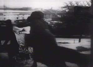 La donna col carrozzino � colpita