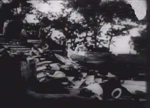 Il carrozzino rotola lungo la scalinata