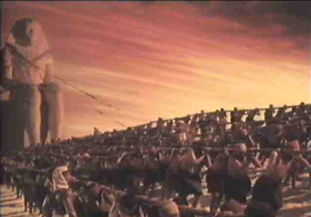 Sequenza iniziale del film. Sopra, il bozzetto di riferimento disegnato dallo scenografo Hal Pereira