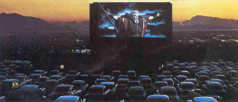 La proiezione del film in un Drive-in