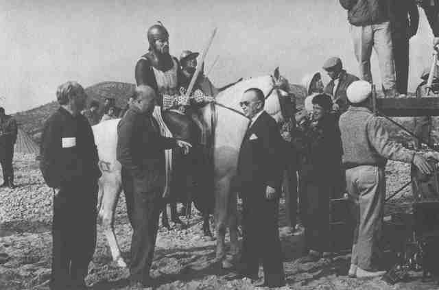 Charlon Heston discute con Anthony Mann e Robert Krasker prima di girare la scena  dell'ordalia