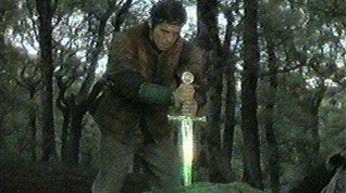 Il giovane Art� estrae la spada Escaliona