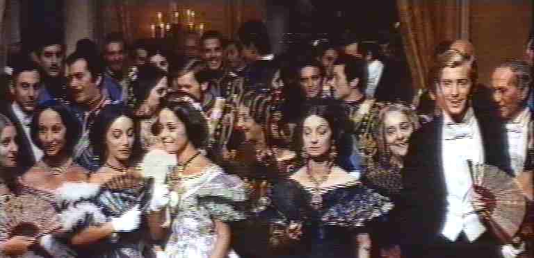 Gli invitati ammirano la coppia