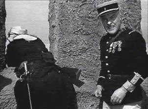 Il Sergente Markoff distribuisce i cadaveri dei legionari sui bastioni del fortino