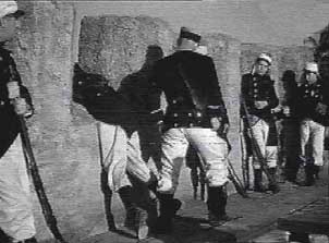 Il Sergente Markoff distribuisce i cadaveri dei legionari sui bastioni del fortino