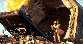 Jasmine e suo figlio fugge tra le macerie