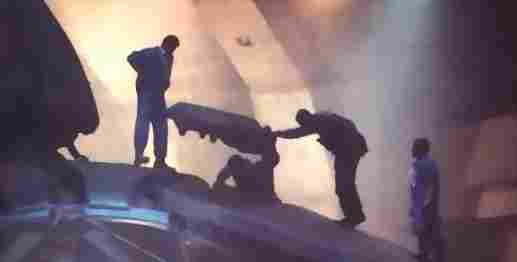 tecnici aerospaziali controllano una navetta aliena