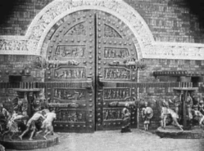 Sui bastioni delle mura transitano i carri reali