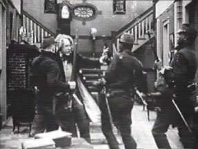 Soldati nordisti irrompono nella casa di Cameron