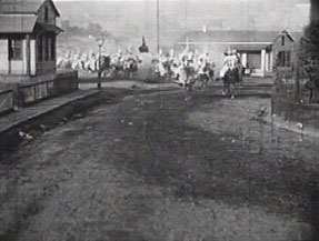 Cavalieri del Ku-Klux-Klan entrano vittoriosi in citt�