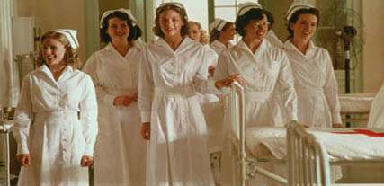 Le infermiere in azione nell'ospedale militare