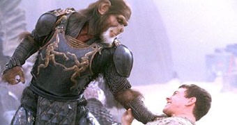 Il Generale Thade minaccia il Capitano Leo Davidson